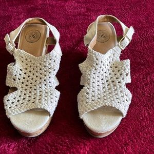 Women’s tan (khaki) 7.5 cork platform sandal.